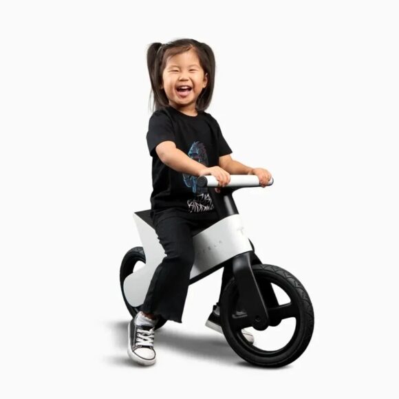 快樂小孩騎著電動自行車笑容滿面.