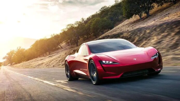 Tesla 新 Roadster 在戶外行駛，展現動感與科技感.