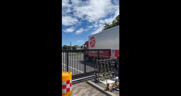 自衛隊救援物資運輸車在災區.