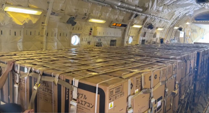 大量冷氣機在救援飛機上整齊堆放.