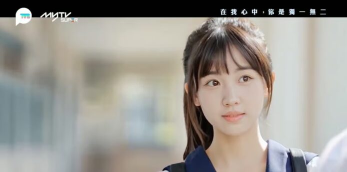 將軍澳AI中心內的年輕女性學生.