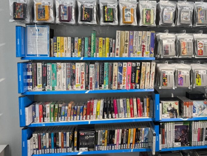 二手遊戲店貨架上滿滿遊戲卡帶和光碟.