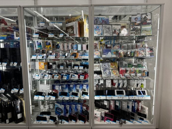 二手遊戲機及遊戲在店內展示.