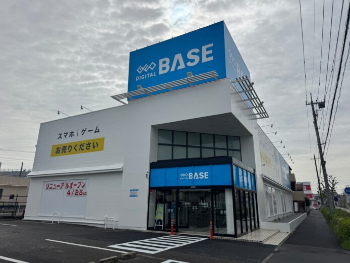 二手遊戲店外觀,展示促銷標誌.