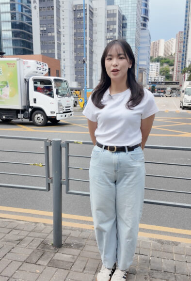 街頭街景女性站在馬路旁.