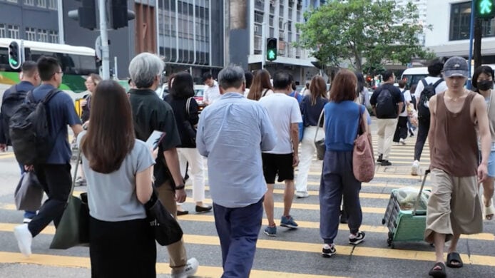 繁忙街道上行人穿梭.