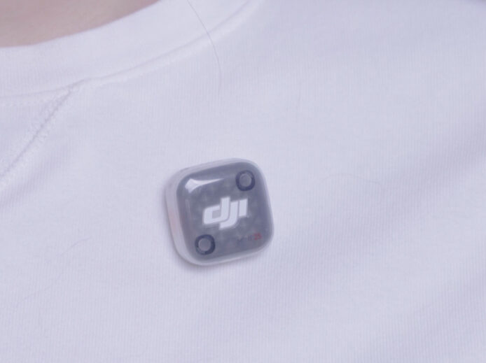 DJI Mic Mini 2s 監測器貼於白色衣服上.
