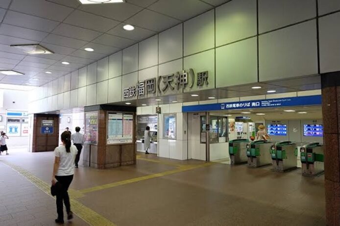 福岡地鐵站入口，乘客進出閘門.