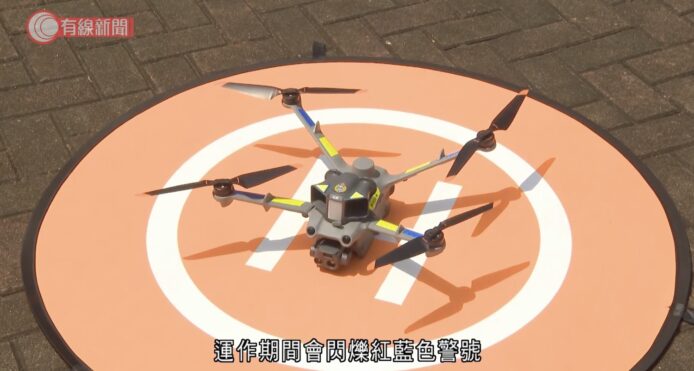 無人機在地面上空巡查違規車輛.