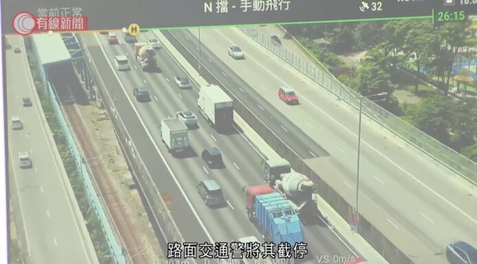 高速公路多輛車輛違規行駛被截查.