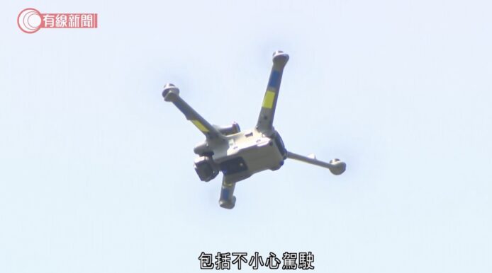 無人機在空中巡查違規駕駛車輛.