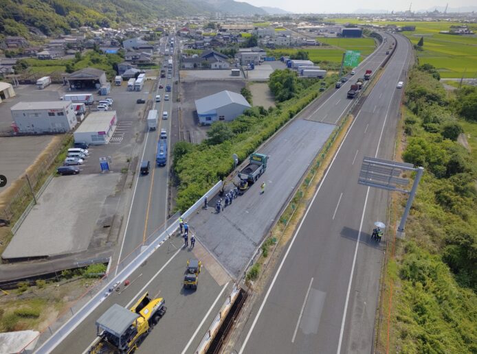 千斤頂技術修復斷裂橋梁現場.