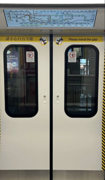 港鐵列車門口安全提示標誌.