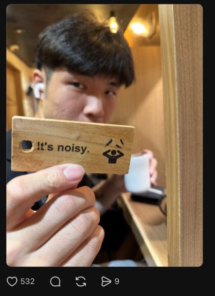 店內拉麵店神秘木牌特寫.