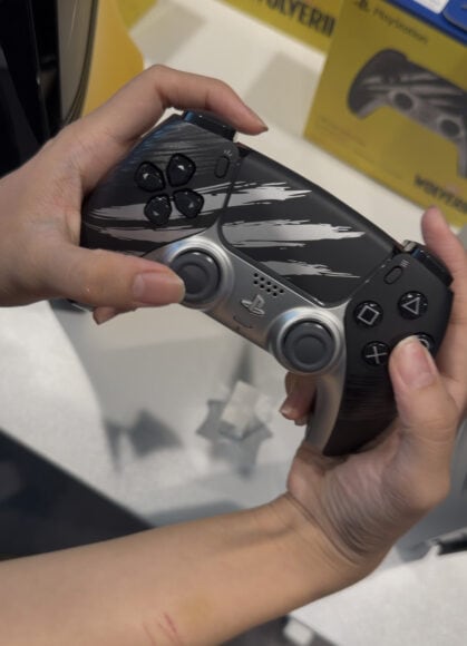 PS5 DualSense手柄展示,黑色限量版設計.