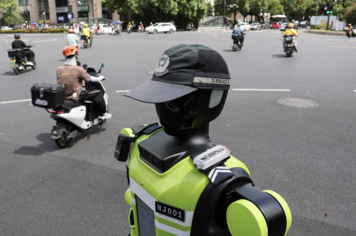 杭州交警機械人於街頭巡邏示警.