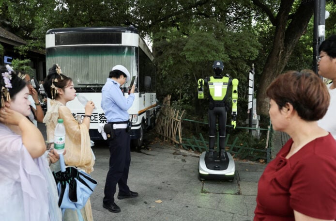 交警機械人展示警示功能.
