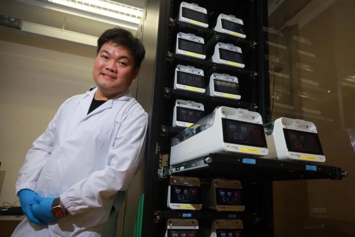 科學家展示腦細胞晶片與儀器.