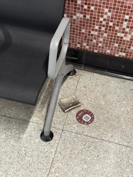 黐地銀包藝術品展示於港鐵站內.