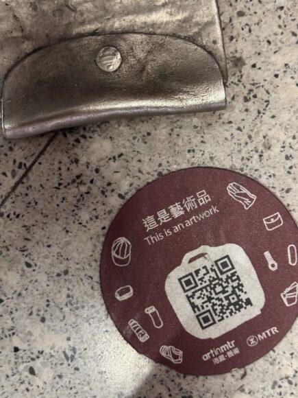 港鐵站內的藝術品貼紙.