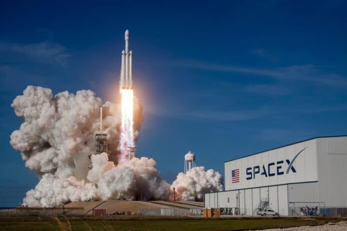SpaceX 火箭升空，伴隨火焰與煙霧.