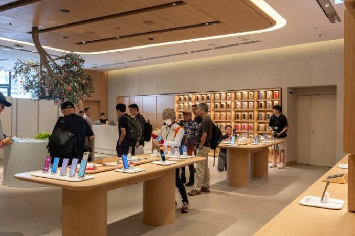 Google Store 表參道新店開幕人流熱鬧.