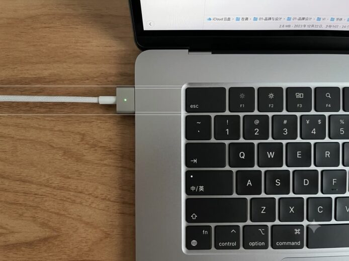 MacBook 充電連接線插入電腦側邊.