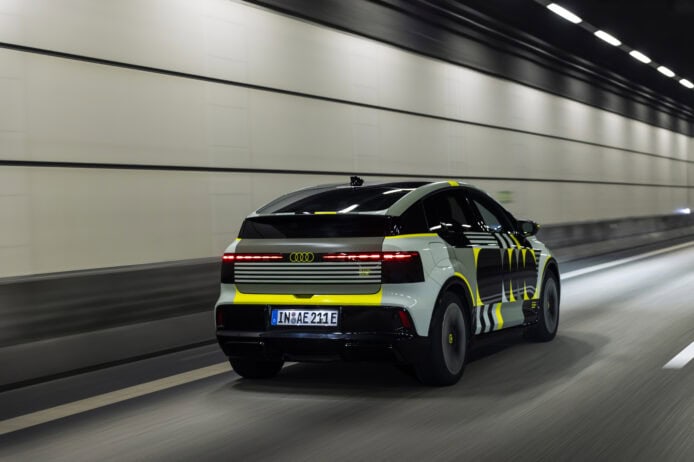 奧迪 A2 e-tron 迷彩車在隧道中行駛.