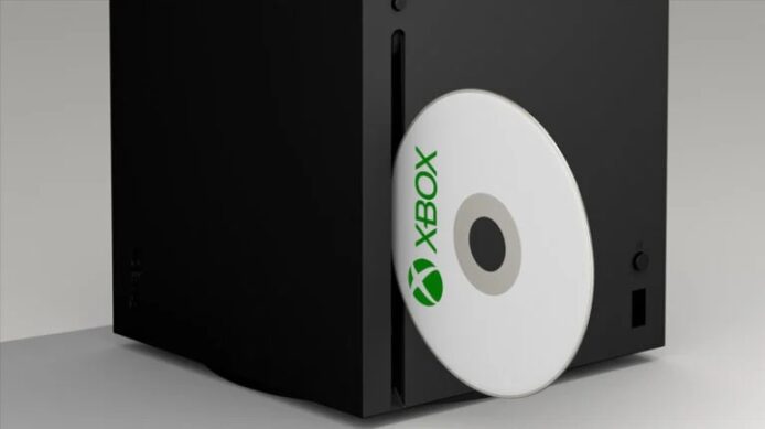 Xbox Series X 光碟放在主機旁邊.