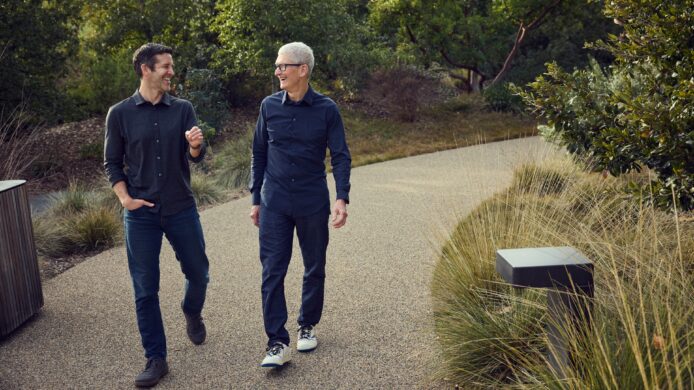 Tim Cook 與好友在公園散步.