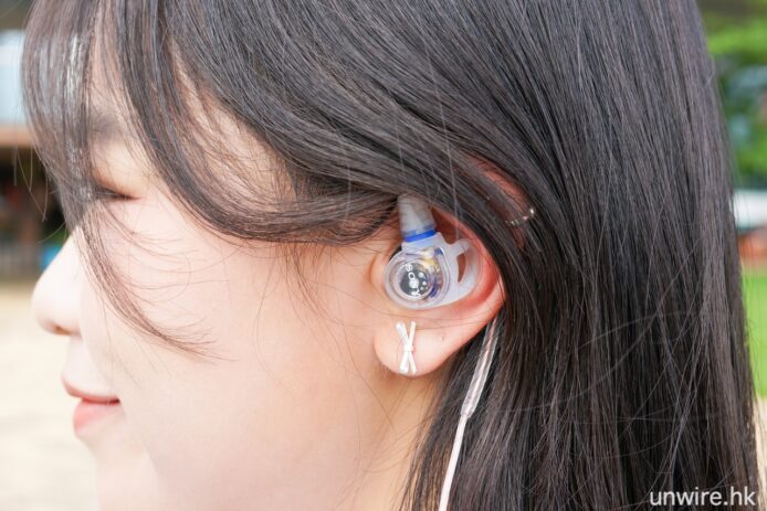女性佩戴Sony IER-M500入耳式監聽耳機.