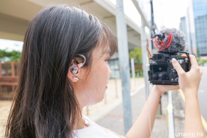 女性使用Sony IER-M500監聽耳機拍攝影片.