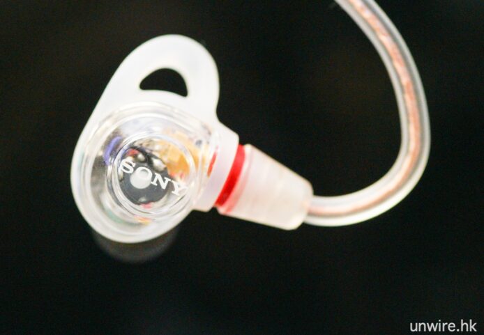 索尼入耳式監聽耳機特寫.
