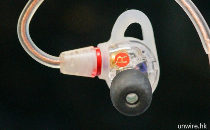 Sony IER-M500 入耳式監聽耳機特寫.