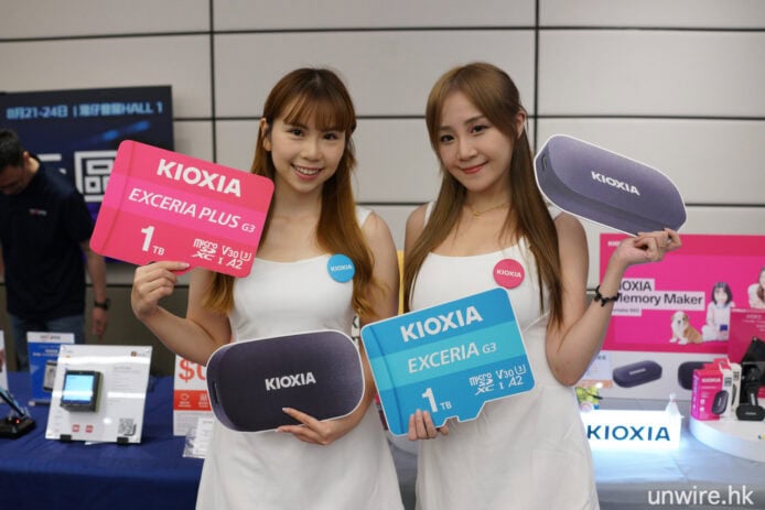兩位女神展示KIOXIA存儲產品.