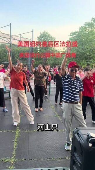 廣場舞者在戶外跳舞，遵守音量規範.