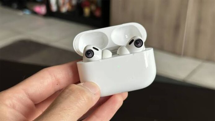 白色AirPods耳機與充電盒.
