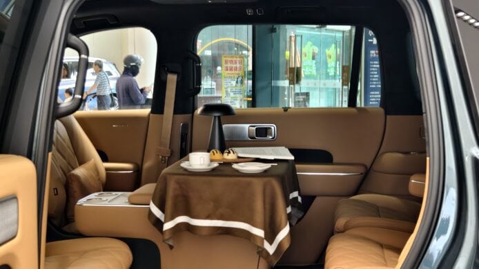 電動車內部豪華座椅與桌子.