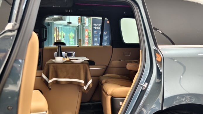 車內豪華座椅與桌子展示.