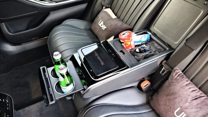 豪華MPV車內設有多個飲品和電子設備.