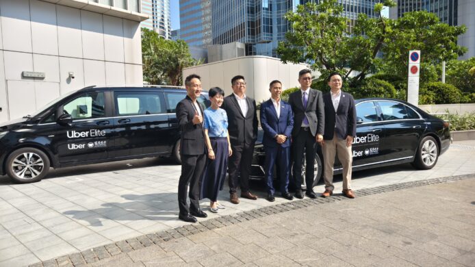 Uber Elite豪華MPV專車與團隊合照.