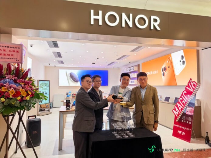 HONOR新店開幕，四位男士合照.