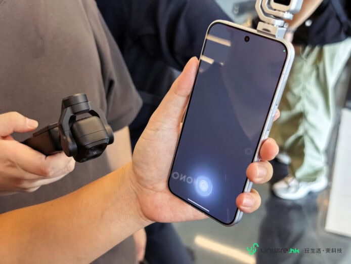 Honor Robot Phone 展示穩定拍攝功能.