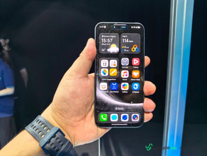 手持Honor Robot Phone展示手機屏幕.
