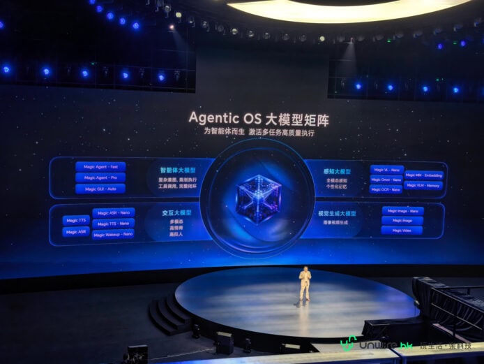 大型展示屏幕顯示Agentic OS架構圖.