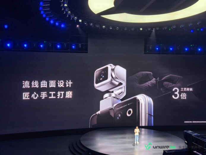 Honor 機器人手機展示於發佈會現場.