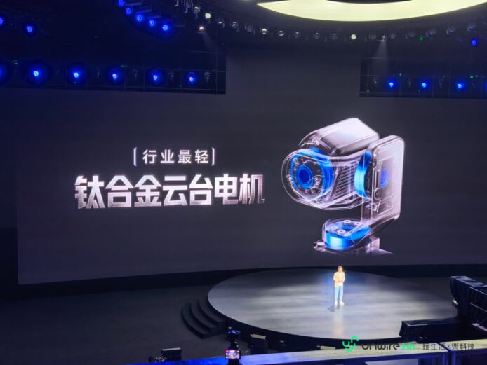鈦合金雲台電機展示於舞台上.