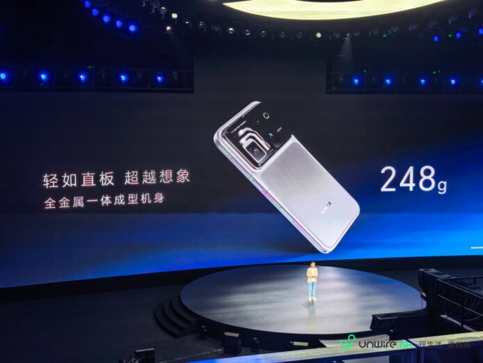 Honor Robot Phone 輕巧金屬機身.