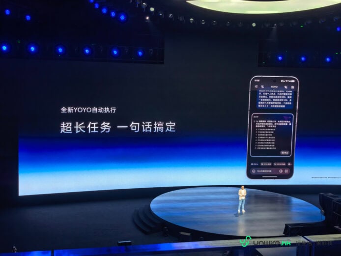 Honor Robot Phone 展示與智能助手界面.