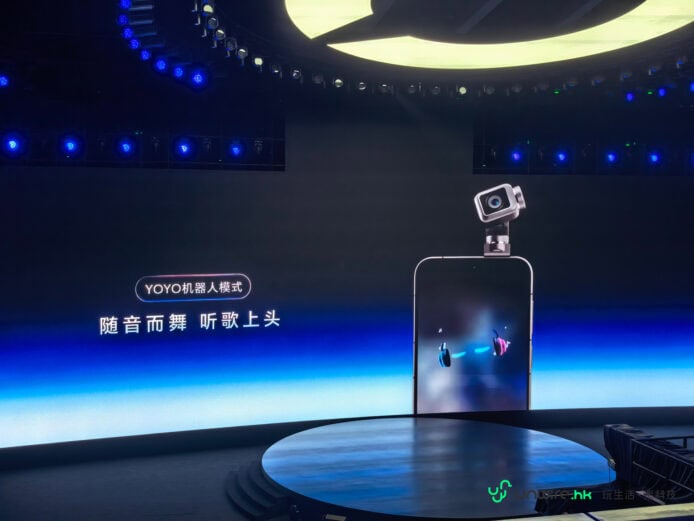 Honor Robot Phone 與耳機展示於舞台上.